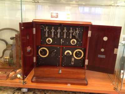 Un apparecchio radiofonico prodotto dalle officine Marconi di Genova nel 1920, funzionante su onde medie e lunghe
